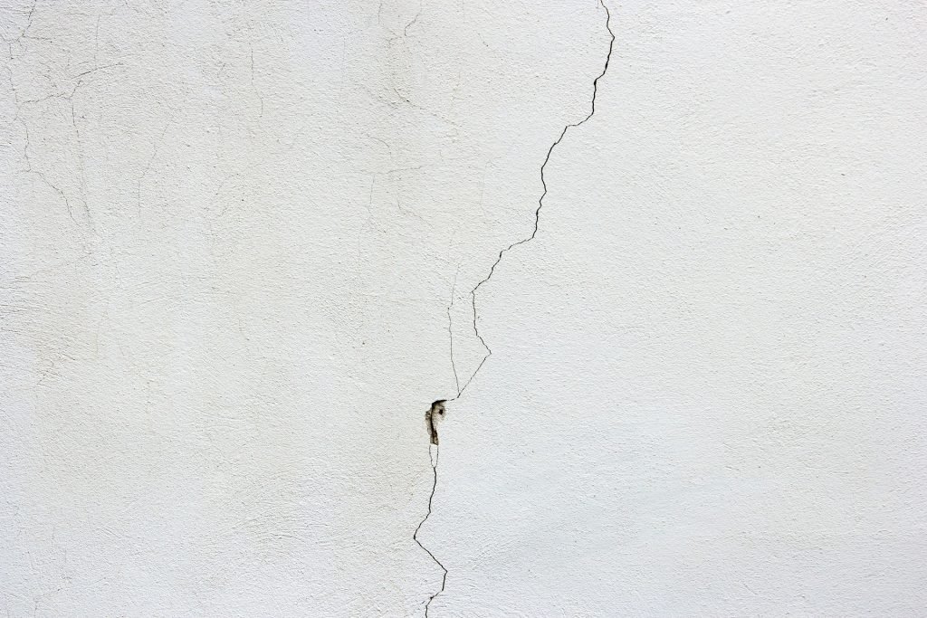 Cracked_White_wall